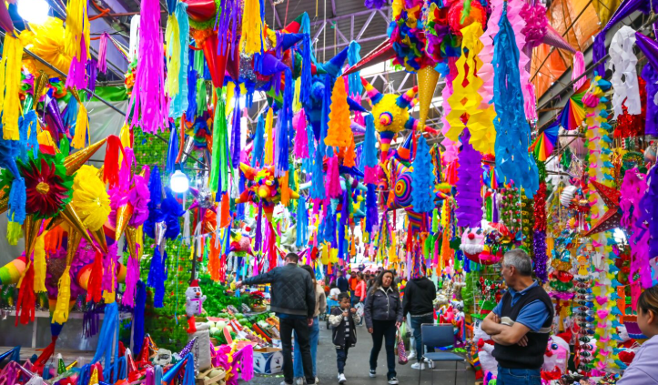 Mercado de México lleno de piñatas y artesanía de colores